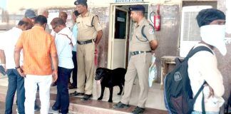 सिग्नल यंत्रणेत बिघाड करून शिर्डी एक्स्प्रेसमधील प्रवाशांना लुटले